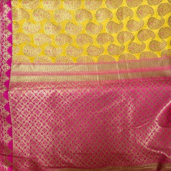 Beautiful Benaras grand yellow benaras brocade silk saree w/Rani pink border - Picture 7 of 10